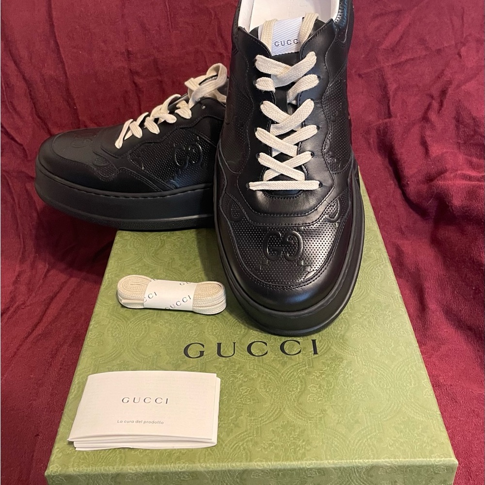 Men Gucci Black Signature Sneaker with Beige Gucci Laces